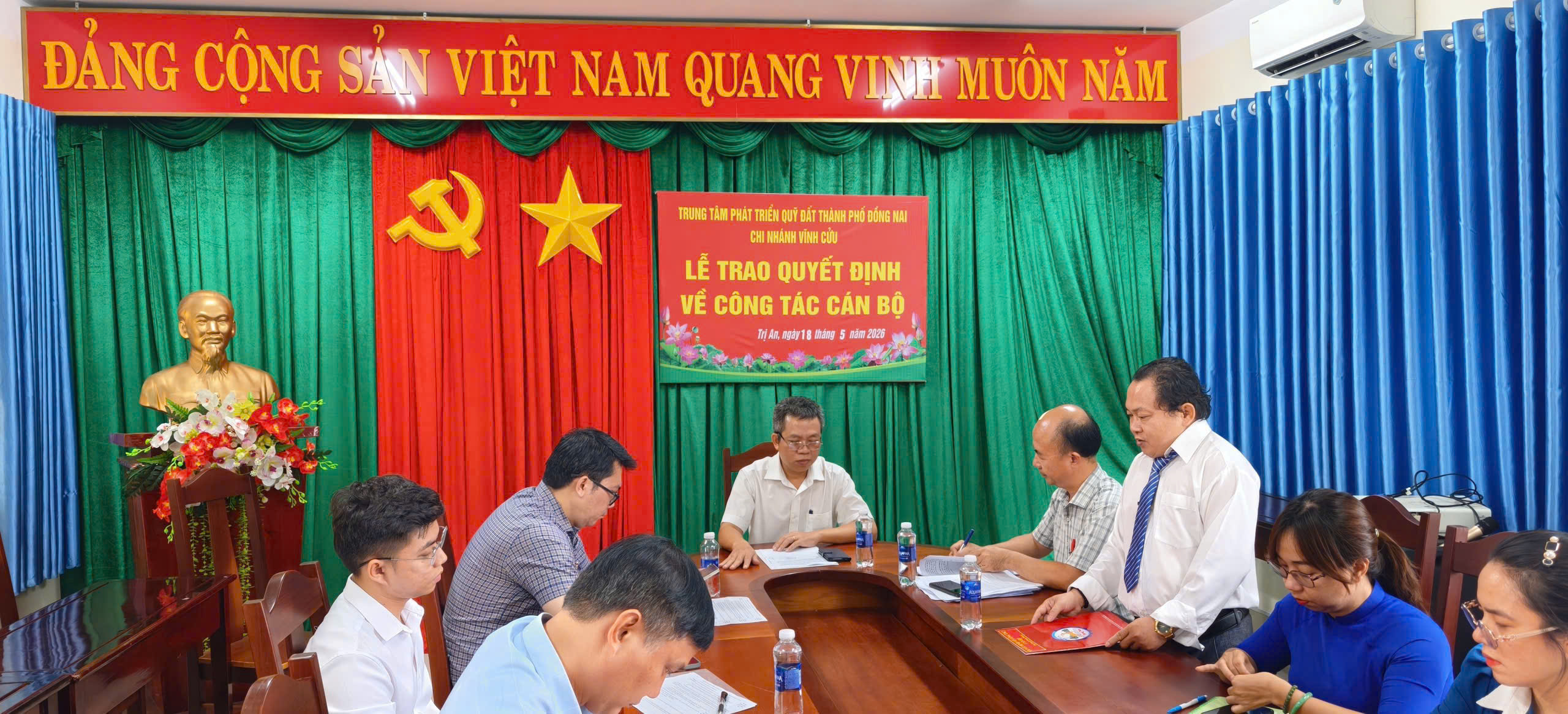 trao quyet dinh 3.jpg