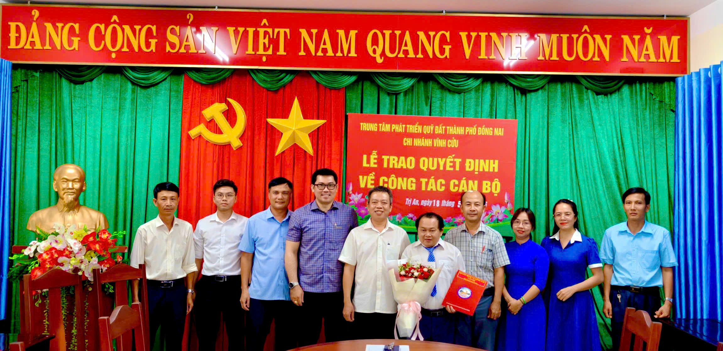 trao quyet dinh cong tac can bo.jpg