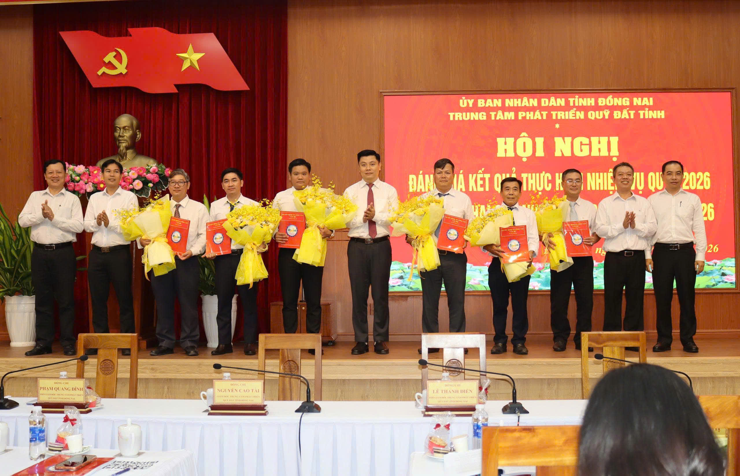 BGĐ chụp hình lưu niệm.jpg