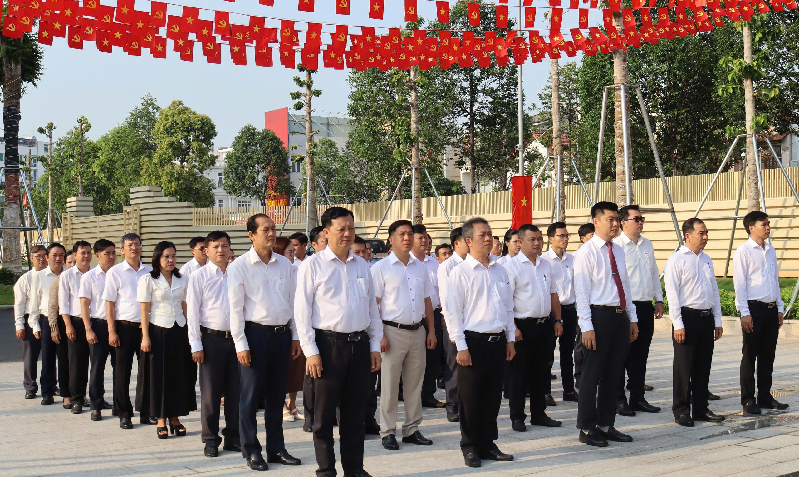Ban lãnh đạo dâng hương nhà thờ TU.jpg
