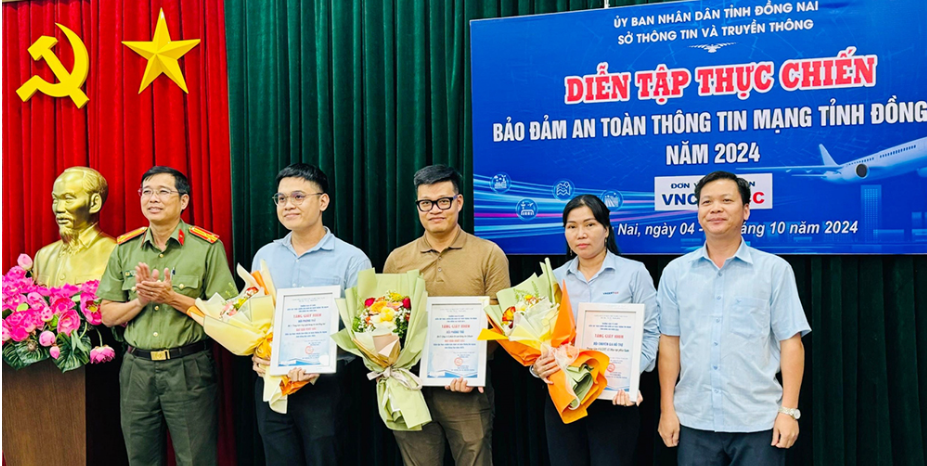 Ban tổ chức khen thưởng các đội đạt thành tích phòng thủ xuất sắc.png