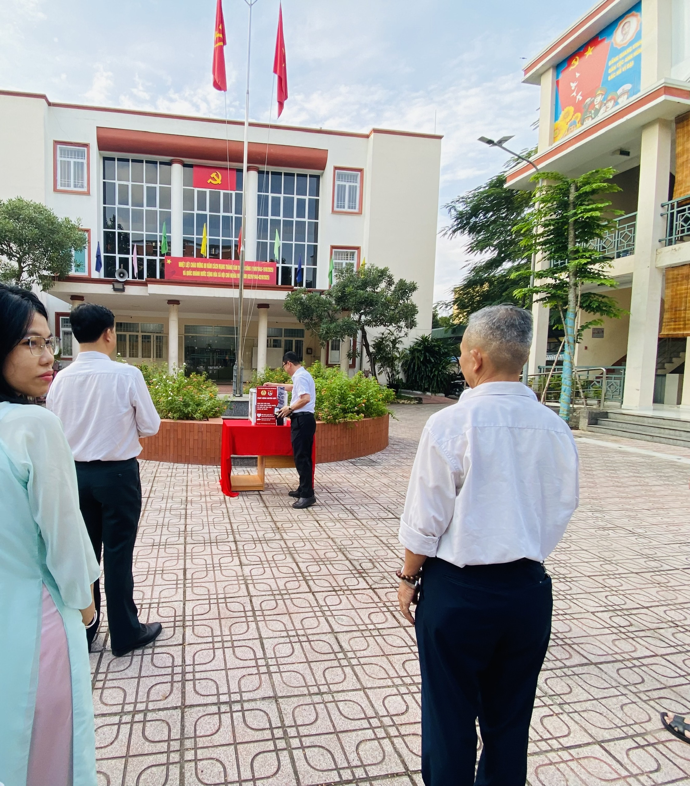 Ông Mai Phong Phú dẫn đầu hưởng ứng phong trào quyên góp.jpg