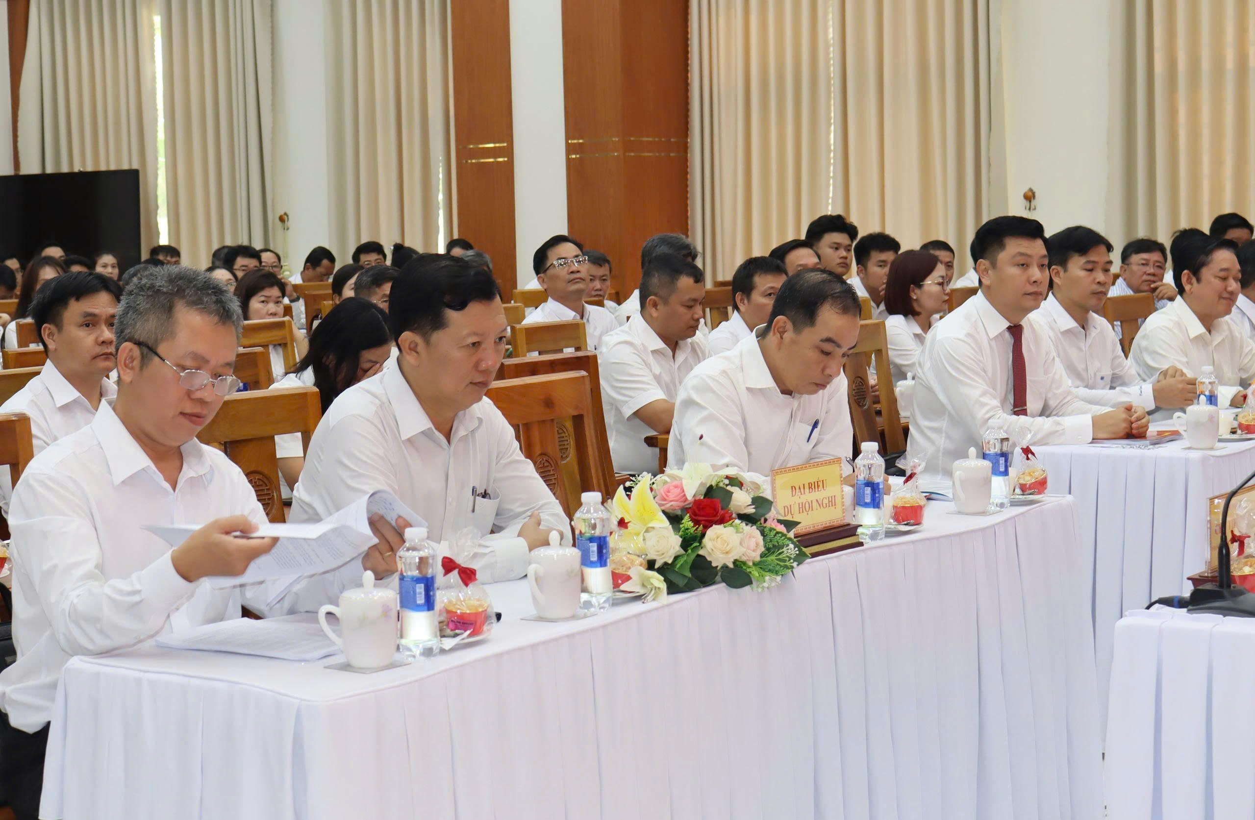 Đại biểu hội nghị.jpg